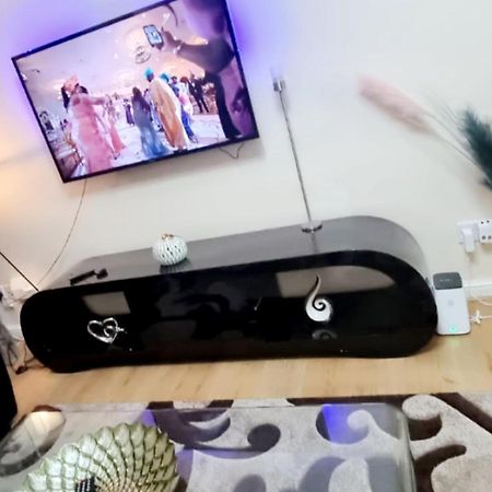 2 Bedroom Apartment - Greater London سوفيريتو المظهر الخارجي الصورة