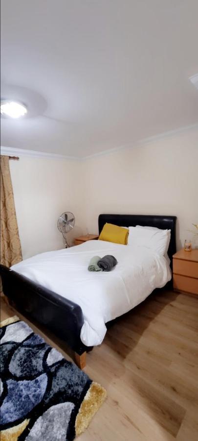 2 Bedroom Apartment - Greater London سوفيريتو المظهر الخارجي الصورة
