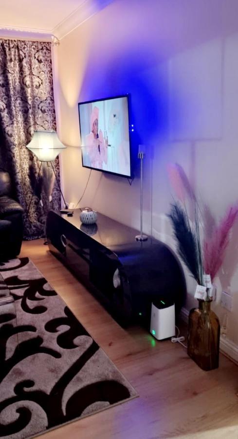 2 Bedroom Apartment - Greater London سوفيريتو المظهر الخارجي الصورة