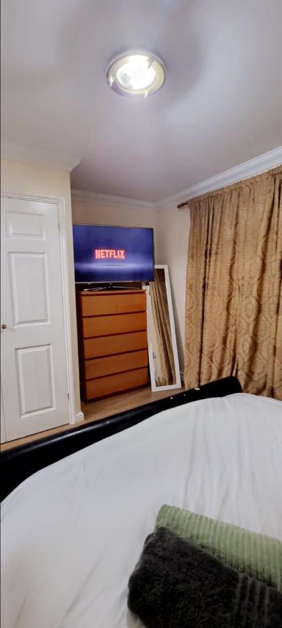 2 Bedroom Apartment - Greater London سوفيريتو المظهر الخارجي الصورة