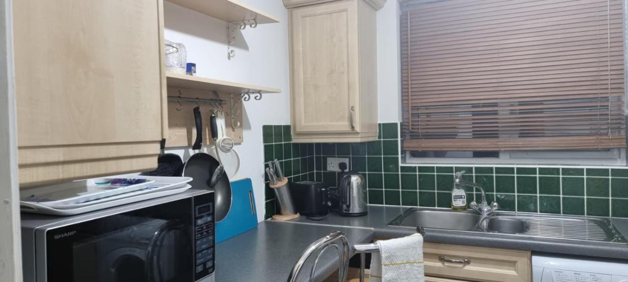 2 Bedroom Apartment - Greater London سوفيريتو المظهر الخارجي الصورة