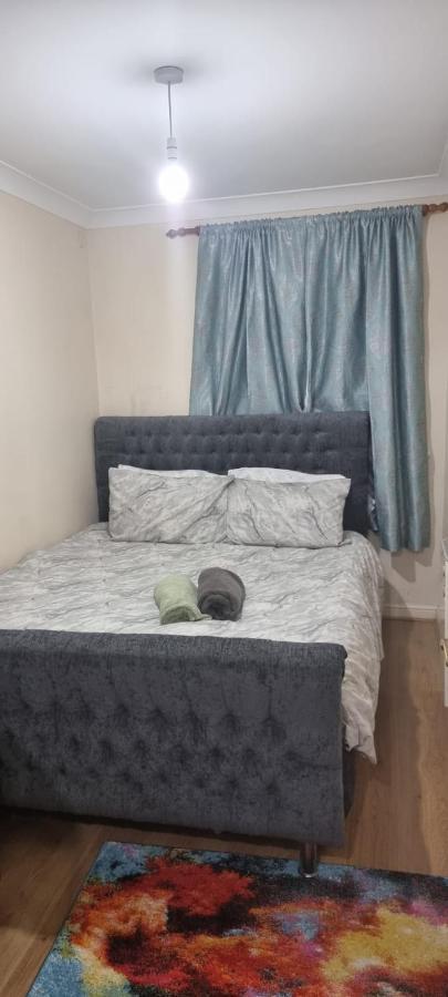 2 Bedroom Apartment - Greater London سوفيريتو المظهر الخارجي الصورة